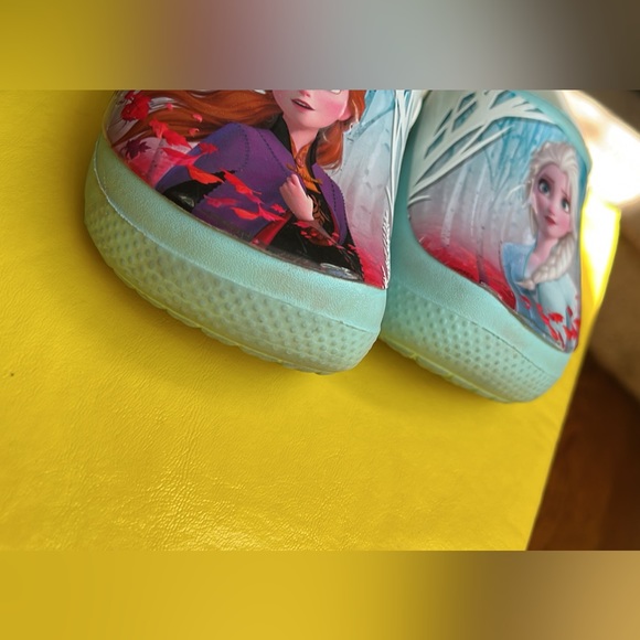 Frozen crocs - Picture 3 of 4